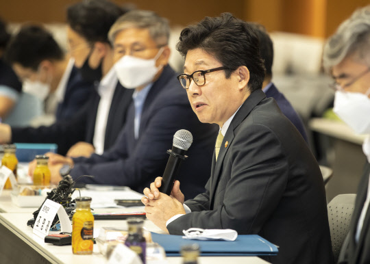 조명래 환경부 장관이 22일 기자간담회에 참석해 발언하고 있다.  환경부 제공